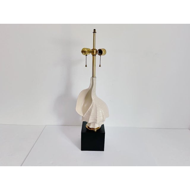 Stunning 1960s/70s table or desk lamp by Tyndale of F Cooper featuring a large sculptural whelk shell of painted metal...