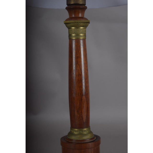 Wood Vintage Neoclassical Style Turned Wood Column Table Lamp, Brass Collar Accents For Sale - Image 7 of 8