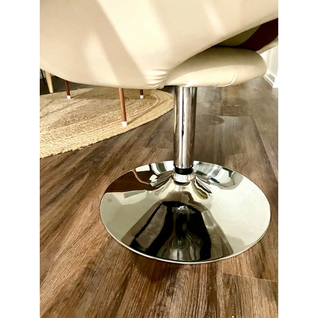 70s Style Accent Chair - White Vinyl - Mod For Sale In Philadelphia - Image 6 of 6