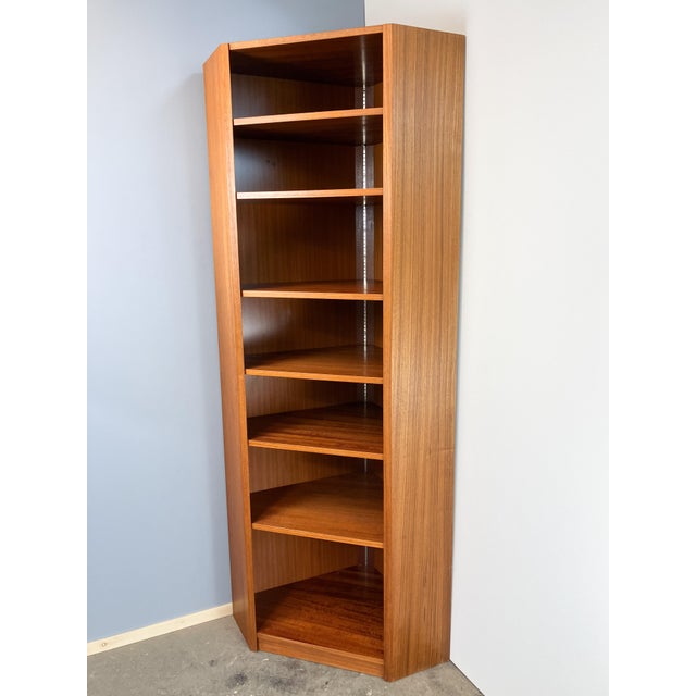 A classic, simple corner shelf made in Germany with beautiful details such as the continuous perforated rails. This allows...