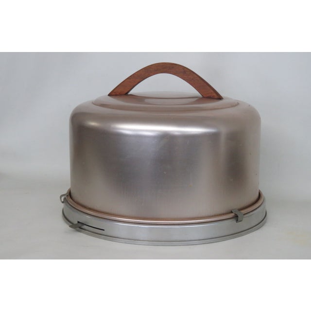 1950s Mirro Usa Round Cake Carrier Dessert Saver Mid Century 1950s Wooden Handle 5047b For Sale - Image 5 of 17