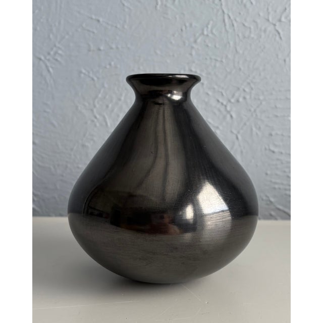 1990s Polished Black Vase Signed Efraín Lucero For Sale - Image 5 of 7