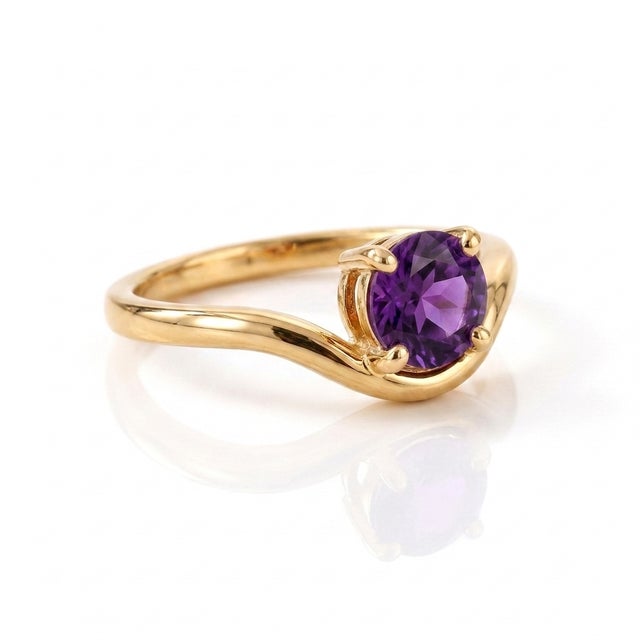 Elevate your style with the velvety depth and royal beauty of rich purple. Crafted with a contoured, wave-inspired band,...