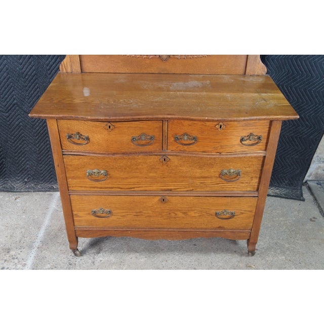 Late 19th Century Antique Victorian Quartersawn Oak Serpentine Mirrored Chest of Drawers Dresser For Sale - Image 5 of 16