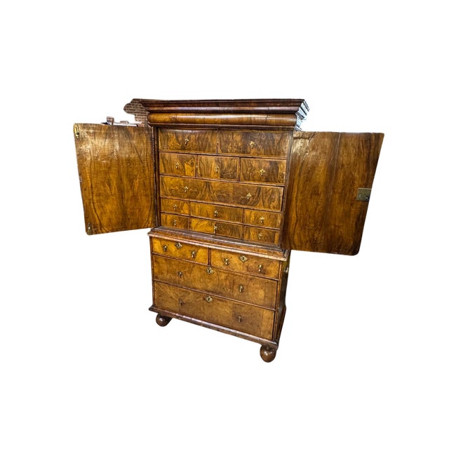 Queen Anne Early 18th Century English Walnut Chest on Chest, Queen Anne Period, Circa 1710–1730 For Sale - Image 3 of 8
