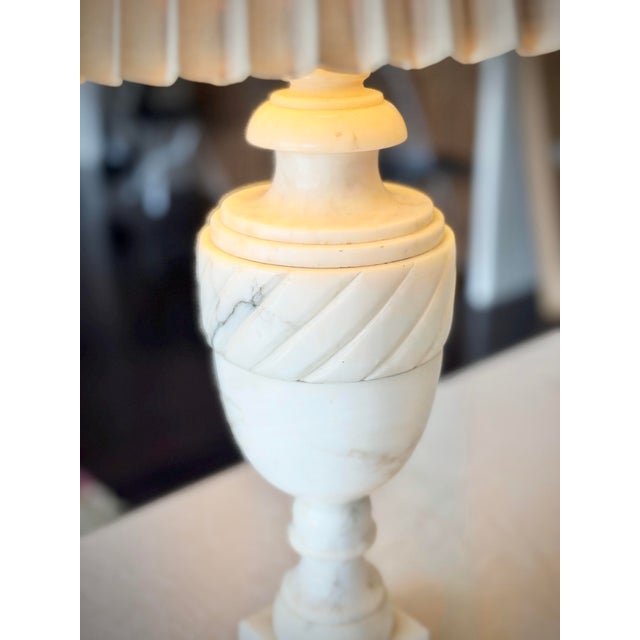 Chapman Manufacturing Company Vintage Italian Neoclassical Style Carved Alabaster Table Lamp With Pleated Lamp Shade For Sale - Image 4 of 11