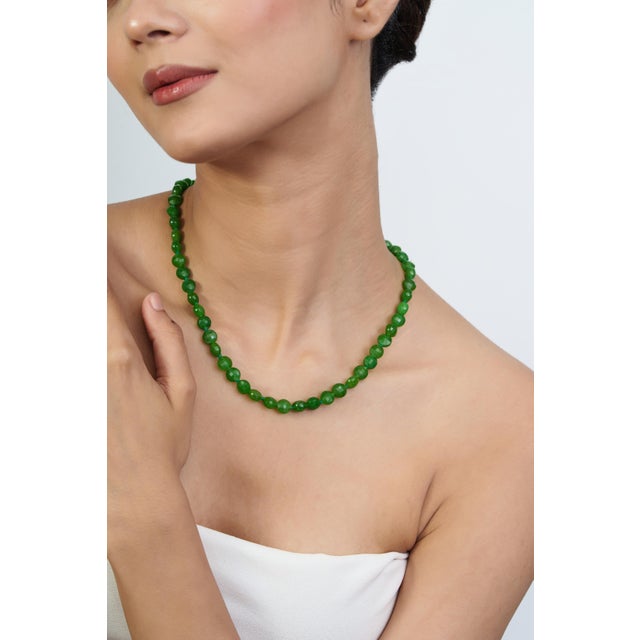 Early 21st Century Style Artisan 131 Ct Vibrant Green Jade Round Beaded Strand Necklace, 17" For Sale - Image 4 of 15