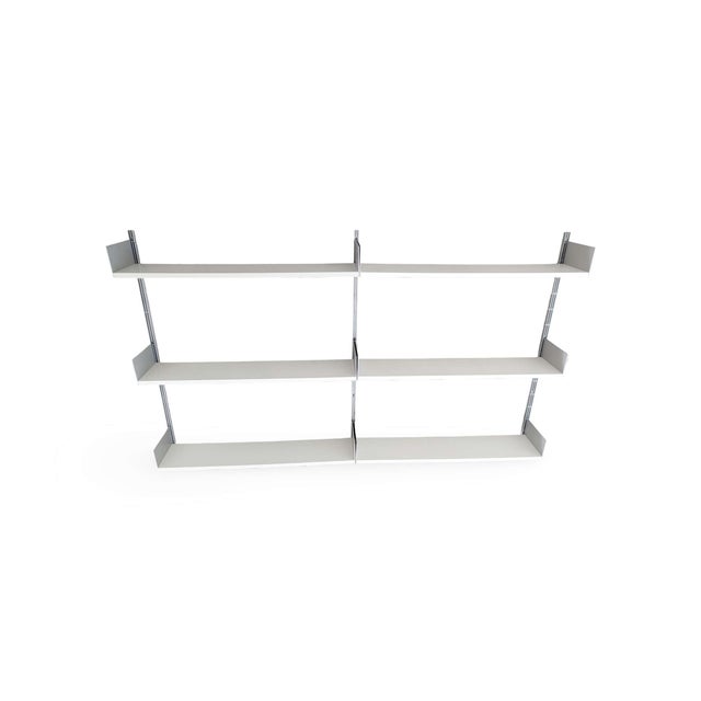 Beautiful wall shelf from the premium Swiss manufacturer Vitsoe for sale. Designed by Dieter Rams, it is known as the...