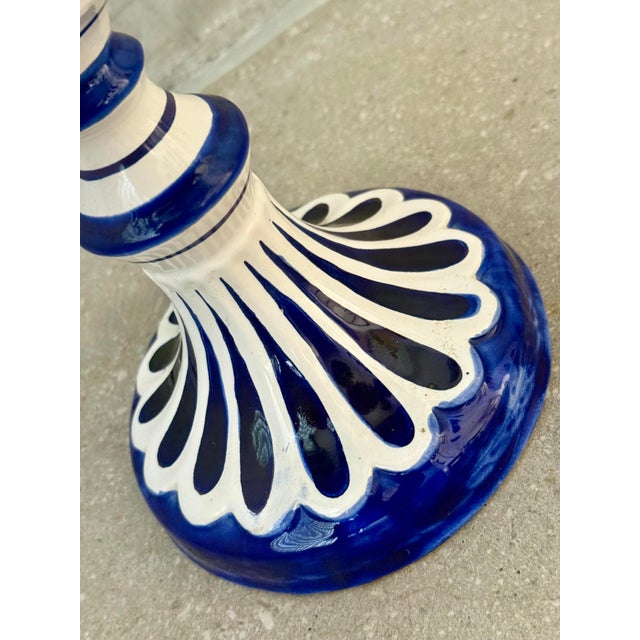 Metal 1960’s Vintage Delft-Style Blue Hand-Painted Floral Motifs on White Porcelain Table Lamp With 5 Arms For Sale - Image 7 of 12