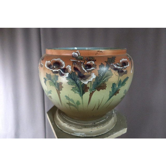 "Grand Cache-pot Art Nouveau" Grand cache-pot en faïence à décor floral style Art nouveau. Pas de marque sur le fond...