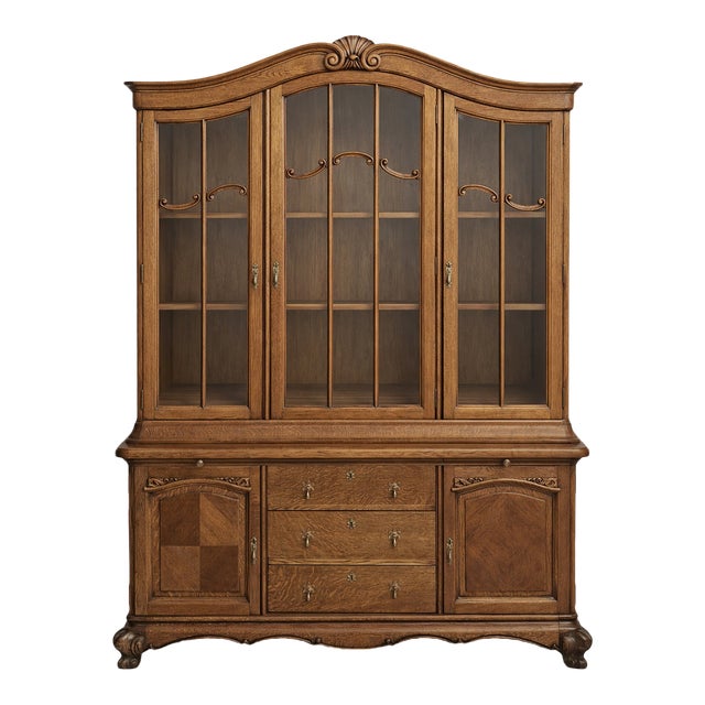 Vintage 1930s Country French Louis XV Quarter Sawn Oak China Cabinet Hutch For Sale
