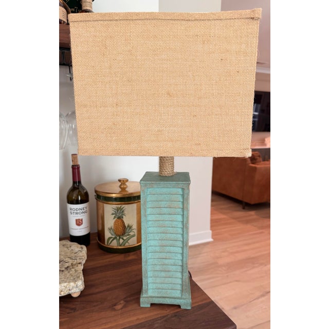 1990s 1990s Coastal Verdigris Green/Gold Column Table Lamps With Burlap Shades - a Pair For Sale - Image 5 of 8