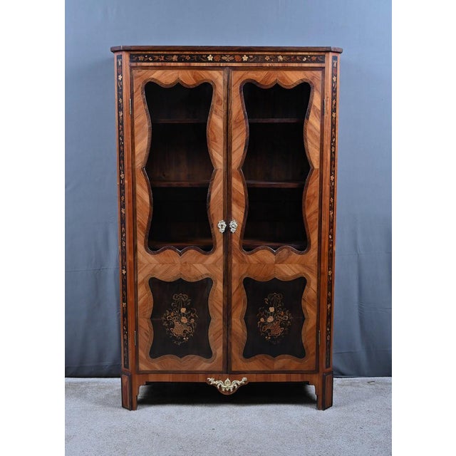 Louis XV-Louis XVI Transition Display Cabinet in Marquetry of Precious Woods, Early 19th Century For Sale - Image 5 of 18