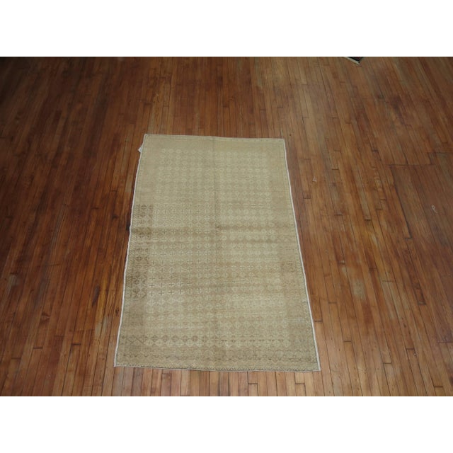 Mid-Century Modern Neutral Mid 20th Century Turkish Rug - 4'3" x 6'8" For Sale - Image 3 of 5