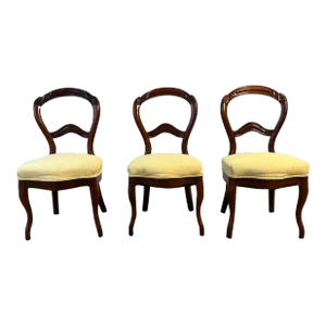 Early 20th Century Set of 3 Antique Victorian Style Walnut Balloon Dining Chairs.