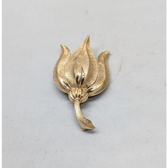 Mid-Century Modern Vintage Signed Crown Trifari Goldtone Textured Tulip Brooch For Sale - Image 3 of 8