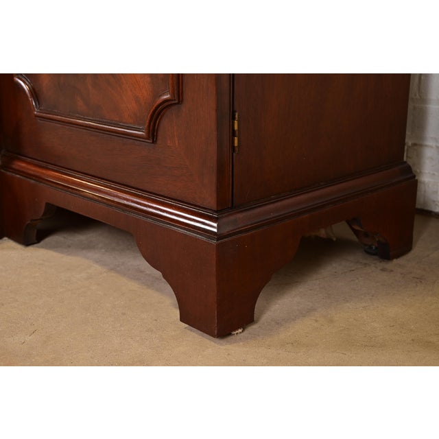 Baker Furniture Historic Charleston Georgian Flame Mahogany Lighted Breakfront Bookcase Cabinet For Sale - Image 10 of 16