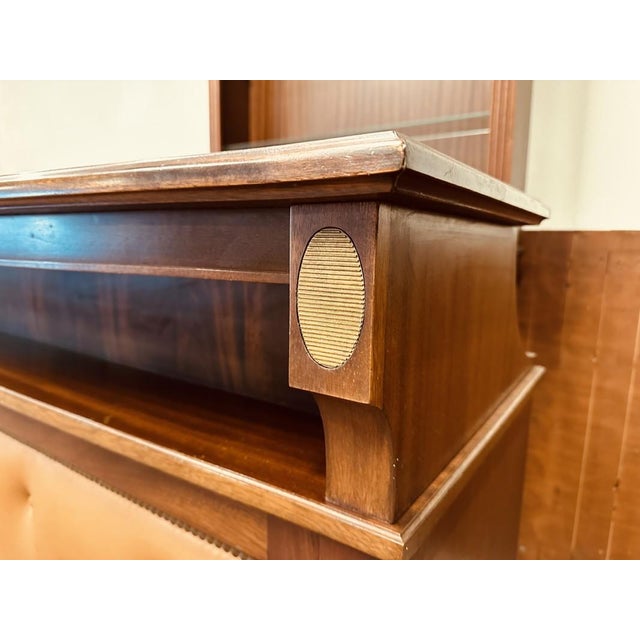 English Chesterfield Mahogany Bar with Bar Stools, Set of 5 For Sale - Image 9 of 18