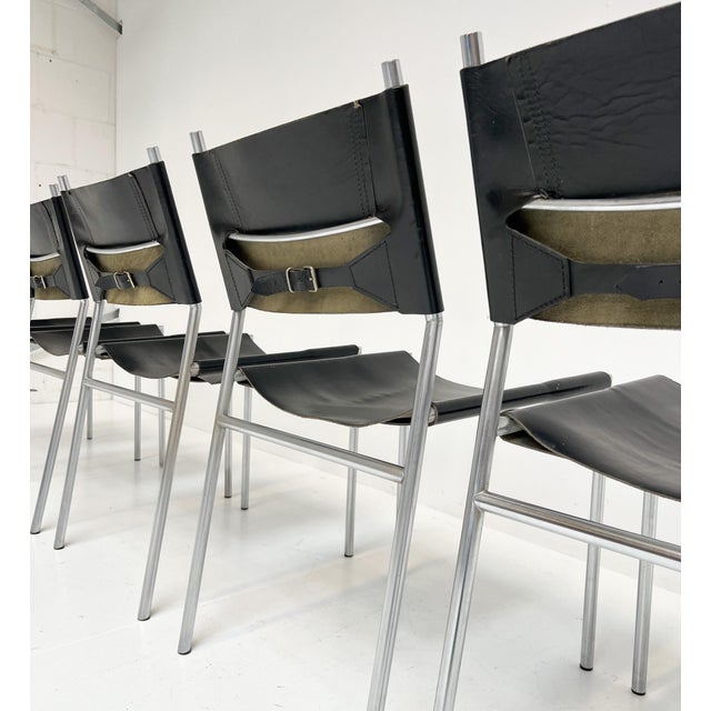 A magnificent set of 5 black leather SE06 chairs on a brushed and chromed metal frame. Designed by Martin Visser for ’t...