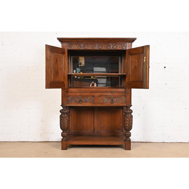 Early 20th Century R. J. Horner Style English Jacobean Carved Oak Bar Cabinet, Circa 1900 For Sale - Image 5 of 12