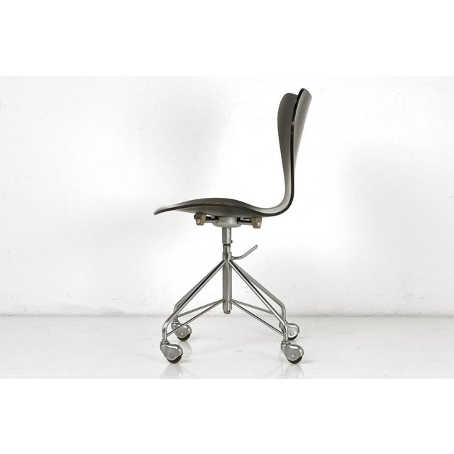 Mid-Century Modern Model 3107 Desk Chair with Wheels by Arne Jacobsen for Fritz Hansen, Denmark 1955 For Sale - Image 3 of 16