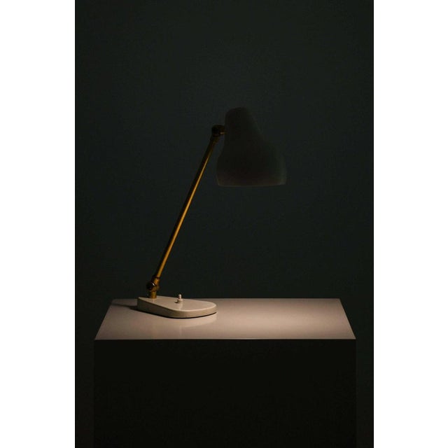 1950s Table Lamp in Brass and Lacquer by Vilhelm Lauritzen for Louis Poulsen, 1950s For Sale - Image 5 of 6