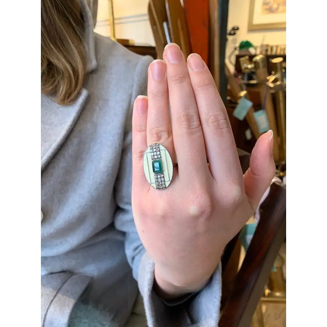 1990s Emerald, Diamond and White Enamel Cocktail Ring For Sale - Image 5 of 8