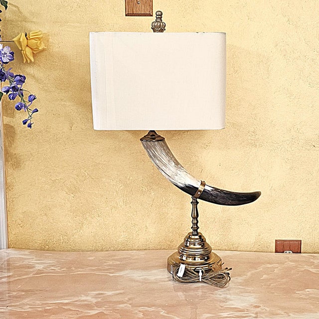 Hollywood Regency Vintage Faux Horn & Brass Table Lamp – Hollywood Regency For Sale - Image 3 of 18