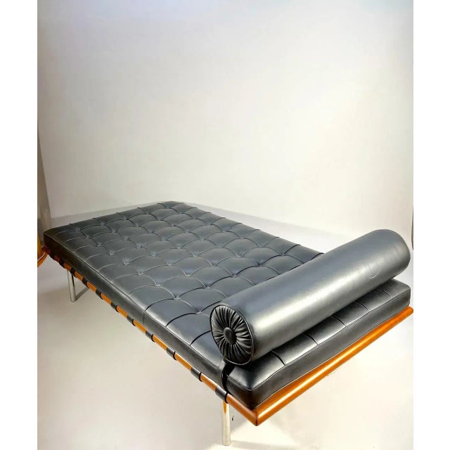 Bauhaus Barcelona Daybed in Leather by Ludwig Mies van der Rohe for Knoll Int., 2010 For Sale - Image 3 of 9