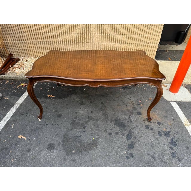 Late 20th Century Henredon Co French Louis XV Style Oak Inlaid Extension Dining Table With 2 Leaves. High End Furniture. For Sale - Image 12 of 15