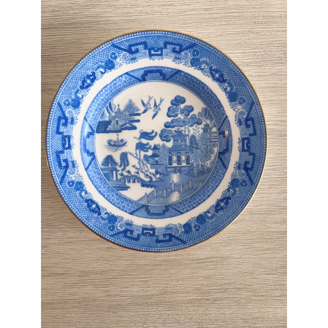 Chinoiserie Mid 20th Century Minton Blue Willow Gold-Rimmed Salad Plates – Set of 2 | English Porcelain For Sale - Image 3 of 9