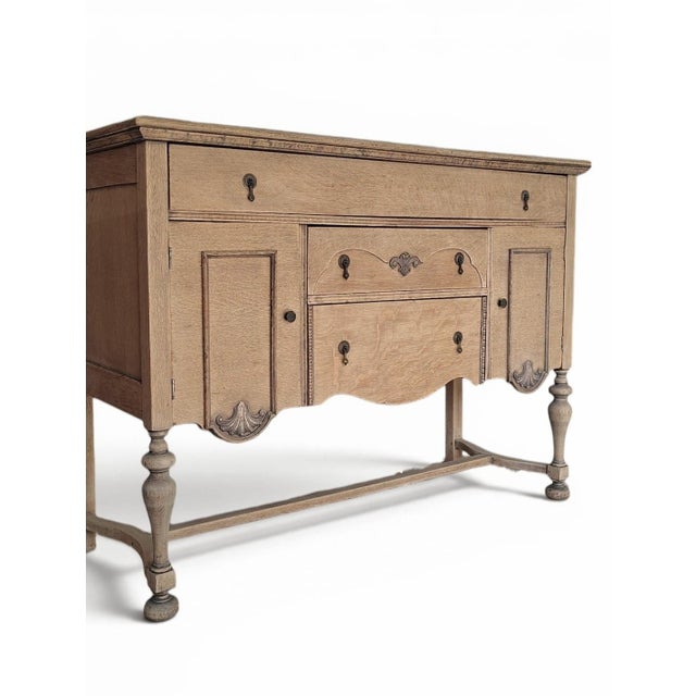English Early 1900s Tiger Oak Sideboard With Scalloped Apron and Turned Legs For Sale - Image 3 of 9
