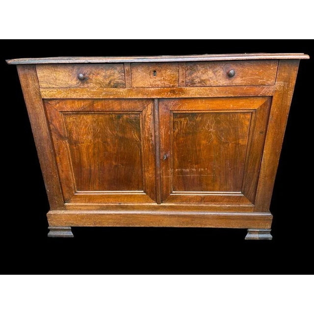 Buffet Louis-Philippe in ancient massive walnut. 2 doors and 3 drawers.