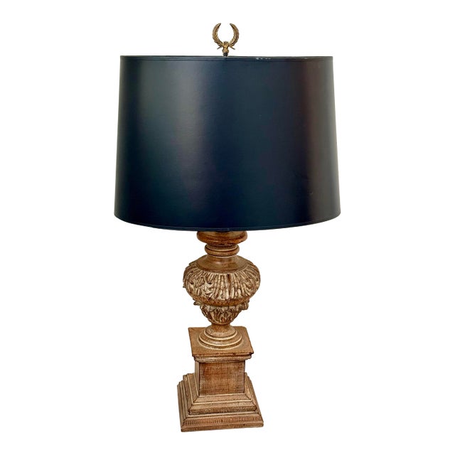 Neoclassical-Style Faux Wood Urn Table Lamp, Detailed Baluster Pedestal & Contrasting Opaque Black Drum Shade For Sale