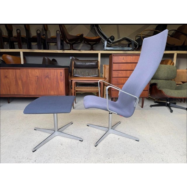 Fritz Hansen Set of Oxford Swivel Lounge Chair and Ottoman by Arne Jacobsen for Fritz Hansen For Sale - Image 4 of 17