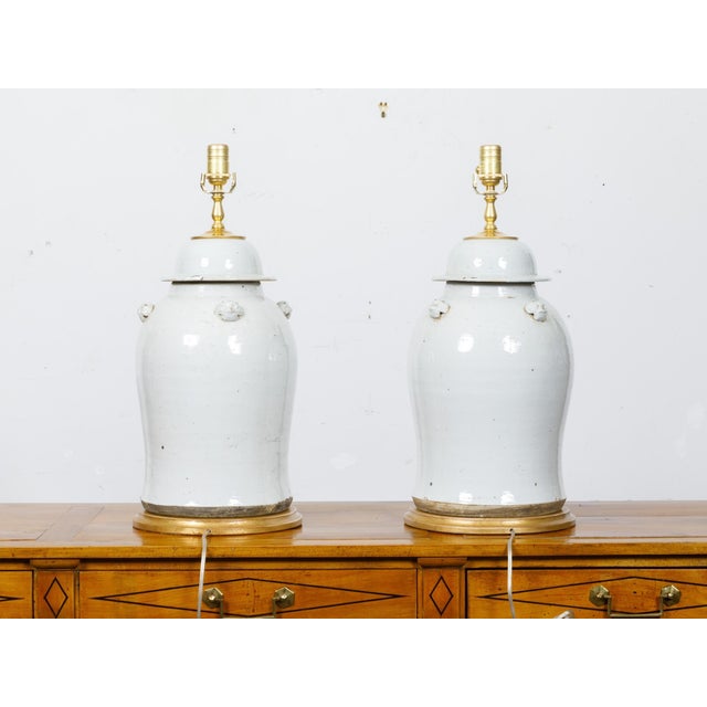 Pair of White Porcelain Lidded Urns Table Lamps on Gilt Bases, US-Wired For Sale - Image 4 of 10