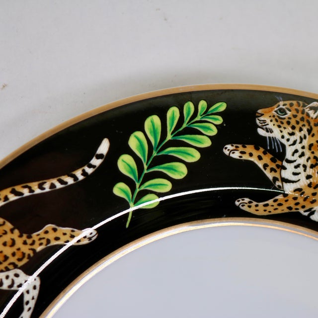 Hollywood Regency 1990s Lynn Chase Designs Jaguar Jungle Fern & Jaguar 24k Rim 9 1/8" Luncheon Plate For Sale - Image 3 of 7