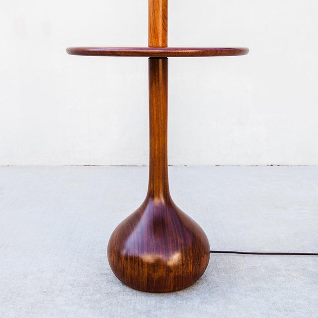 1960s Restored 1960s Mid Century Modern Floor Lamp With Teardrop Base and Built-in Side Table For Sale - Image 5 of 15