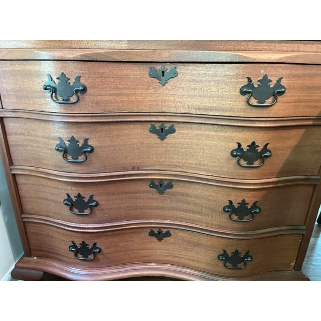 A stunning example of American Chippendale craftsmanship, this serpentine-front slant-lid secretary desk exemplifies the...