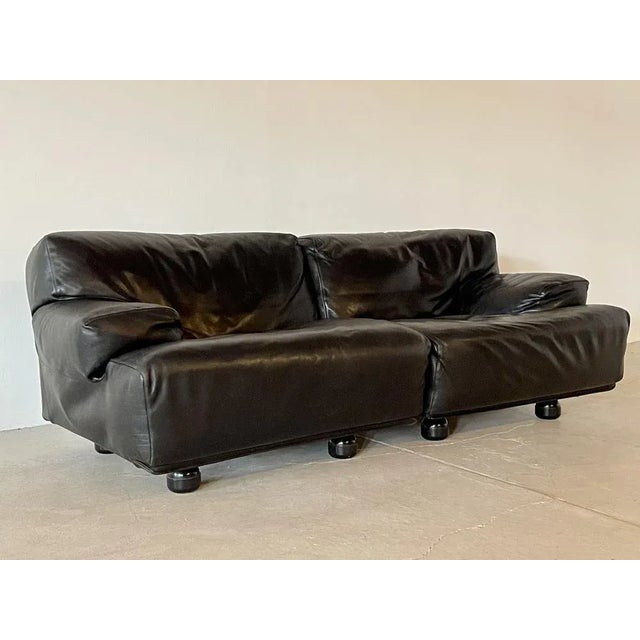 This gorgeous sofa stands out thanks to its high-quality craftsmanship and, of course, its masterful design. It is in...