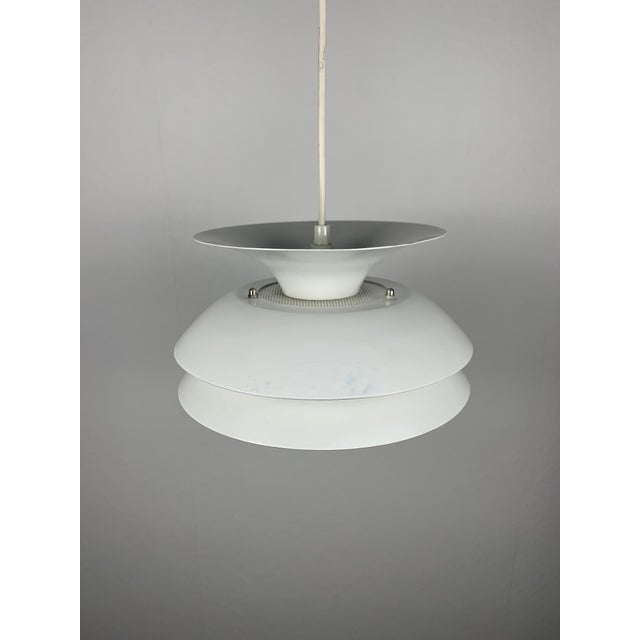 Danish white pendant light, 1980, size M White lacquered metal Dimension: Diameter: 24 cm Height: 15 cm Original wiring,...