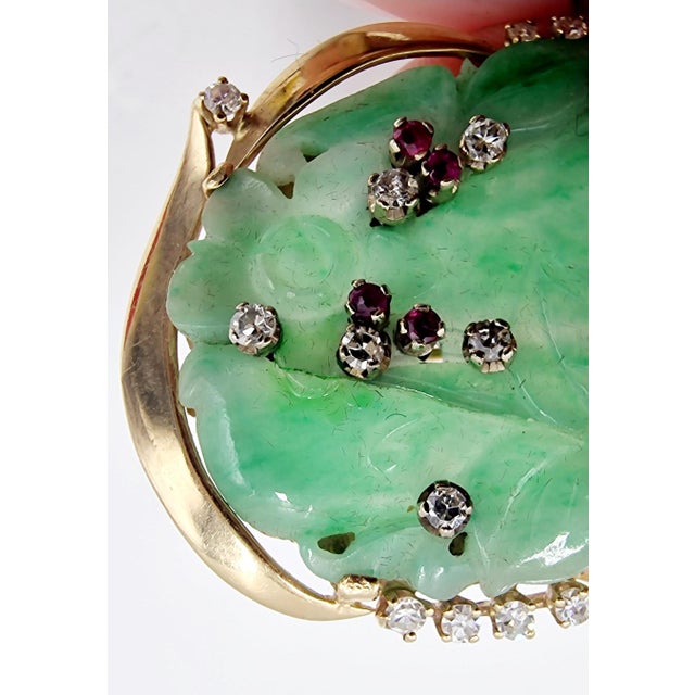 1950s Mid-Century 18 Karat Yellow Gold Brooch with Jade, Diamonds and Rubies, Italy, 1950s For Sale - Image 5 of 11