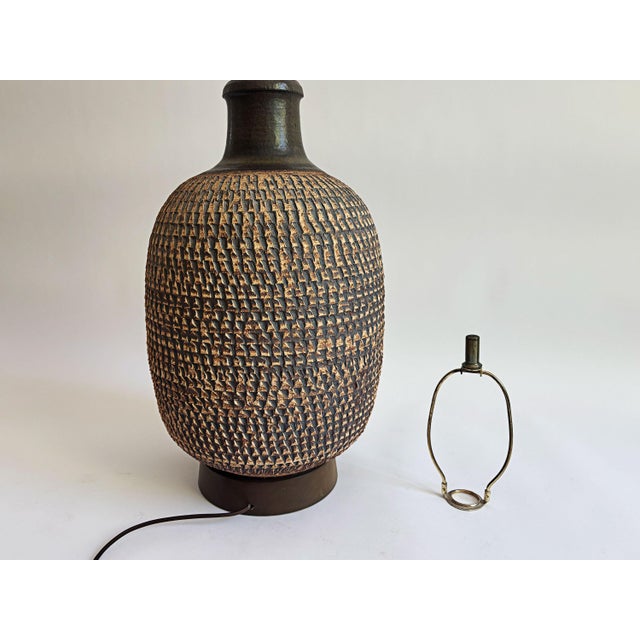 Beige 1960s Bob Kinzie Affiliated Craftsmen Studio Mid Century Textured Monumental Pottery Table Lamp For Sale - Image 8 of 9