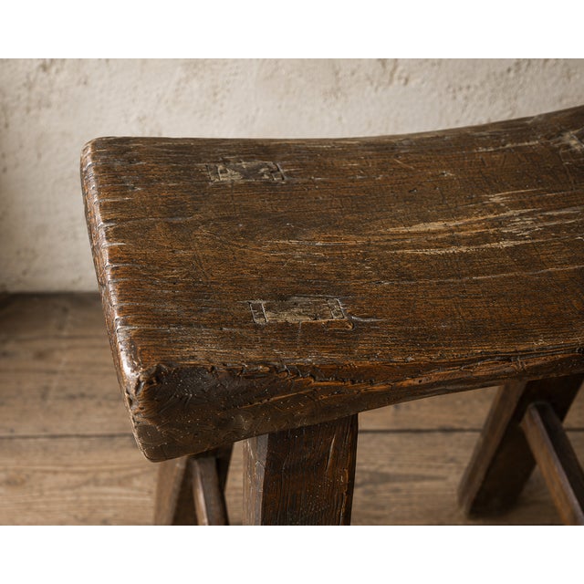 English Primitive Elm Milking Stool with Hand-Shaped Saddle Seat, 17th Century For Sale - Image 5 of 7