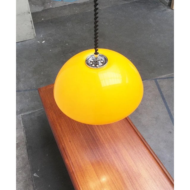 Rare train pendant lamp of Harvey Guzzini. The large plastic screen is designed in yellow. On the inside of the screen is...