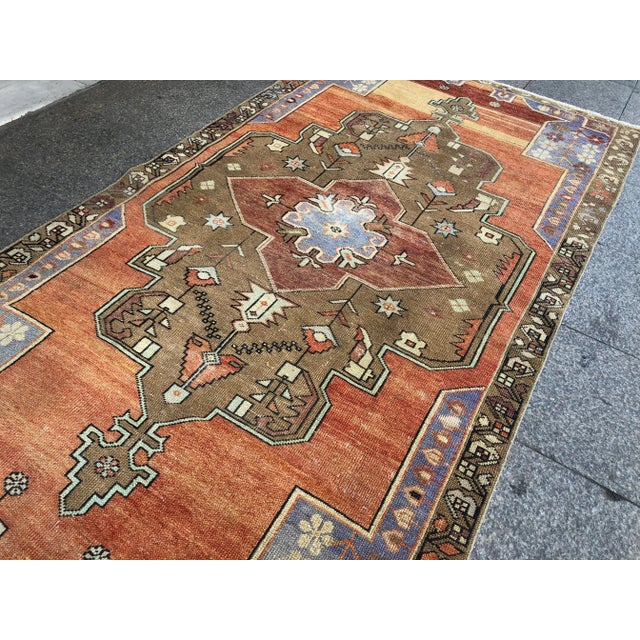 Vintage Turkish Peach Wool Oversized Rug - 4′5″ × 8′3″ For Sale - Image 9 of 11