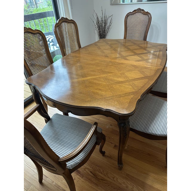 Beautiful vintage Thomasville Versailles parquet table top dining table, with two leaves. French Provicial curved leg...