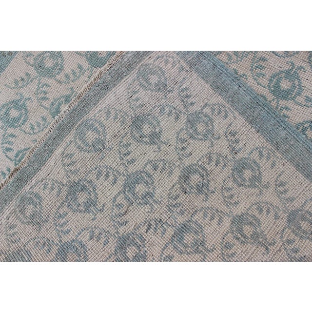 Mid 20th Century Vintage Turkish Oushak Rug With All-Over Design in Light Blue and Cream For Sale In Atlanta - Image 6 of 7