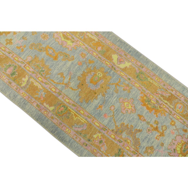 This modern Turkish Oushak rug is a stunning piece of art that has been handwoven using traditional techniques by skilled...