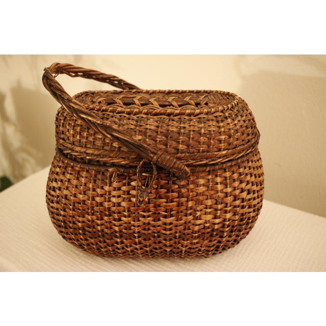 Early 20th Century Antique Amish Kavli Hand-Woven Wicker Lidded Storage Basket For Sale - Image 6 of 16